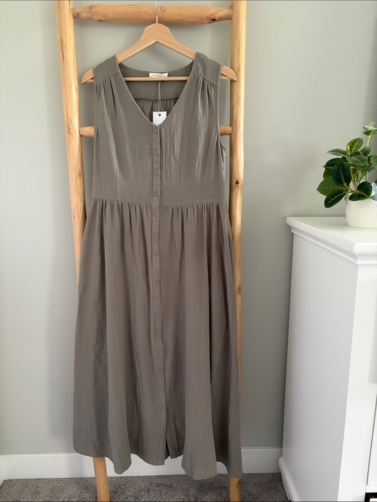 Neuflora Dresses & Skirts - NWT Neuflora Taupe Button Down Midi Dress Sz Medium